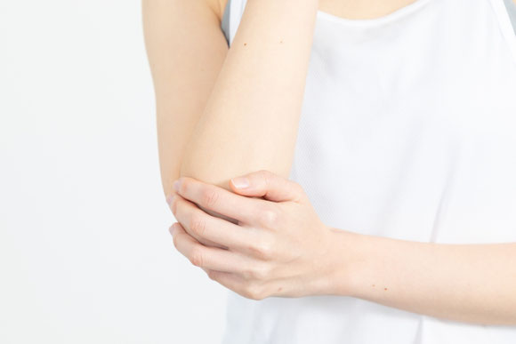 青森市で肘の痛みに悩む女性｜過度な使用や動作の繰り返しからくる肘の不調を軽減する整体ケアを提供