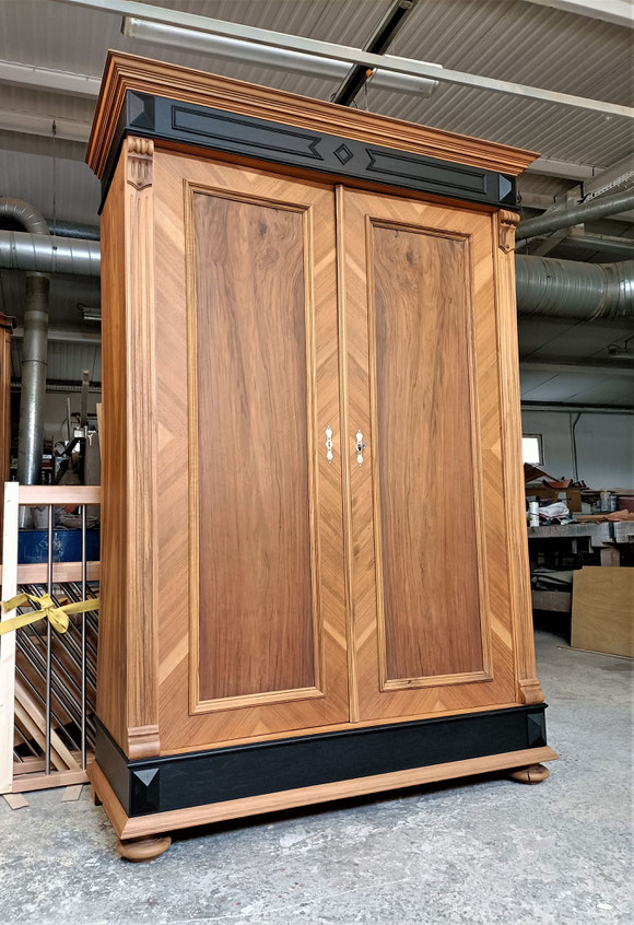 armoire en noyer replaquée