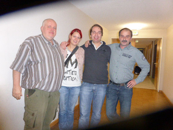 Janet Clauß, im Einzel und mit Kurt Drechsel (2. v. rechts) auch im Tandem die große Triumphatorin, mit Jürgen Engler (Rang 2, li) und Alfred Böttger (Rang 3, rechts)