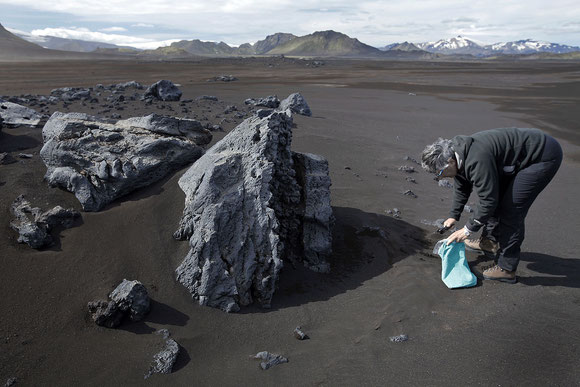 Récolte de cendres volcaniques (Islande)