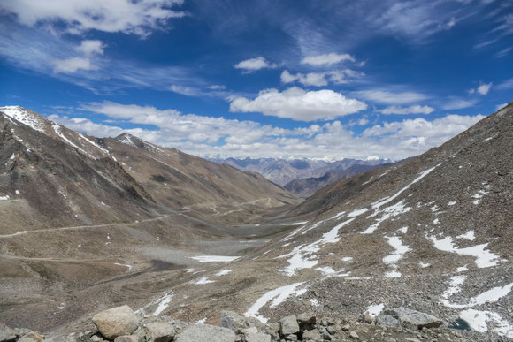 Die Nordrampe des Khardung La. Im Hintergrund die Berge des Karakorum.