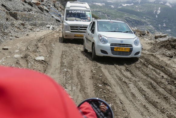 etwas widerwillig wechselten die Autos auf ihre Seite (Linksverkehr!!), da wir auf einer schönen breiten LKW-Spur unterwegs waren. Denn hier ist man auch mit kleinsten Wagen ohne Bodenfreiheit im Schlamm unterwegs.
