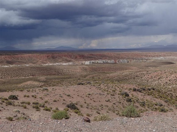 die weite Hochebene auf argentinischer Seite, und die drohenden Gewitterwolken...