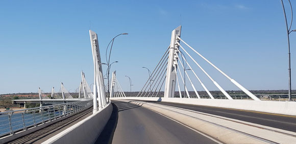 natürlich ist diese tolle Brücke von Chinesen gebaut worden. Und sie ist gebogen, damit sie in diesem 4-Länder-Eck in dem ganz kleinen Grenzstreifen von Botswana ankommen kann.