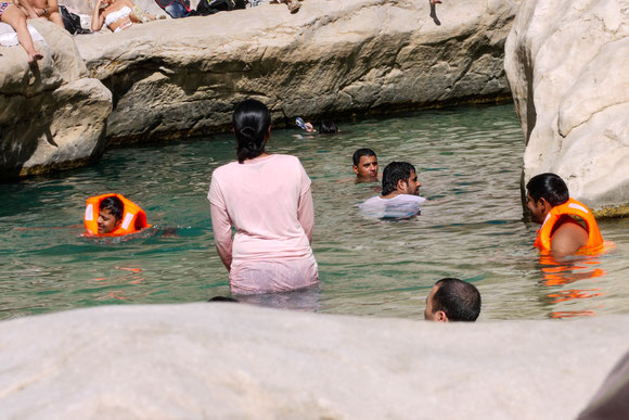 eine indische Großfamilie, die ihren Spaß im wohl ungewohnten Wasser hat. 