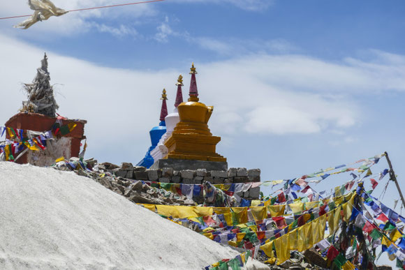 die Stupas über dem Pass