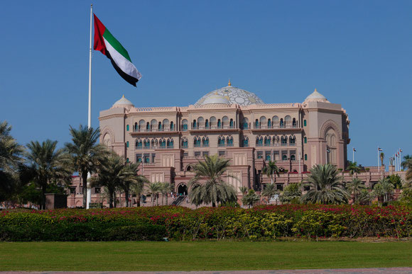 das "Emirates Palace" in seinem Park, gebaut für eine Zusammenkunft der Scheiche, und was macht man dann damit: ein Luxushotel 