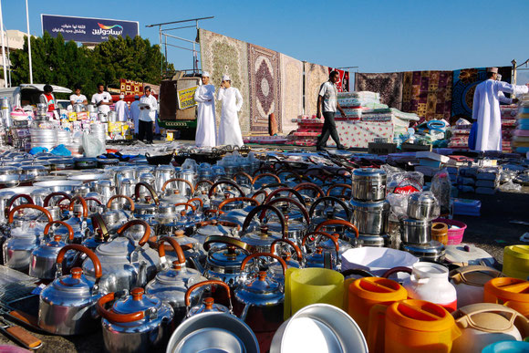 nicht nur traditionelle Waren werden heutzutage auf dem fliegenden Markt angeboten. 