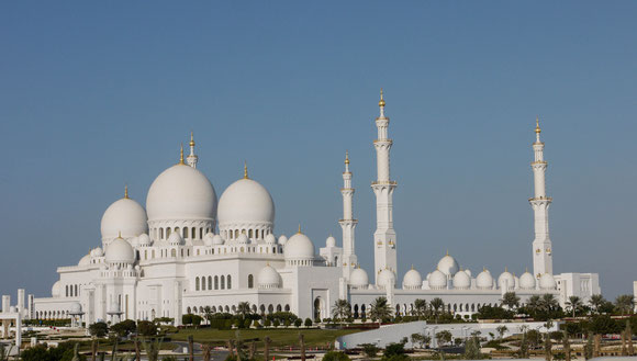 Sheik Zayed hat sich bereits mit dieser neuen Moschee verewigt: komplett in weißem Marmor und viel Gold. Und für Andersgläubige bis auf eine kurze Zeit am Freitag jederzeit zugänglich; mit vielen technischen Raffinessen ausgestattet. 