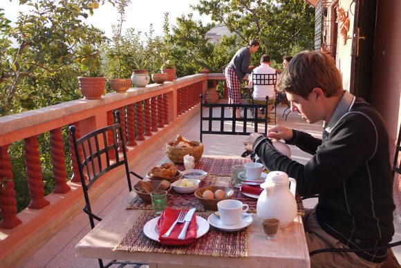 Frühstück auf der Terrasse - Die Äpfel wachsen uns fast auf den Teller.