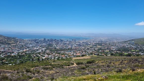 Blick auf Kapstadt von der Bergstation der cable car