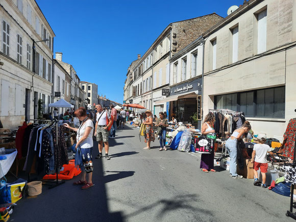 Flohmarkt in Rochefort, mit allerlei Kuriositäten wie Schlitten oder Motorradkoffern. Daher hatten dort auch um 13:30 h noch alle Geschäfte geöffnet,  und ich bekam endlich wieder ein Baguette mit Hühnchen. 