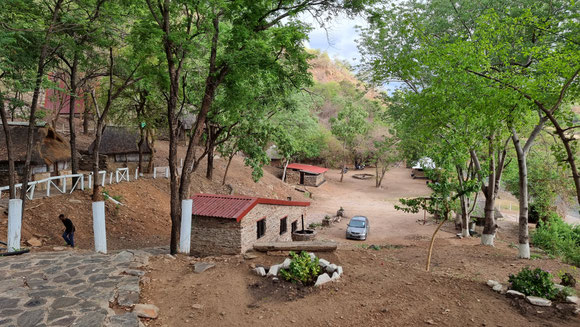 Luangwa Bridge Camp: dieser steile Anstieg auf den unebenen Steinen war die größte Herausforderung für Siggi auf dieser Reise.