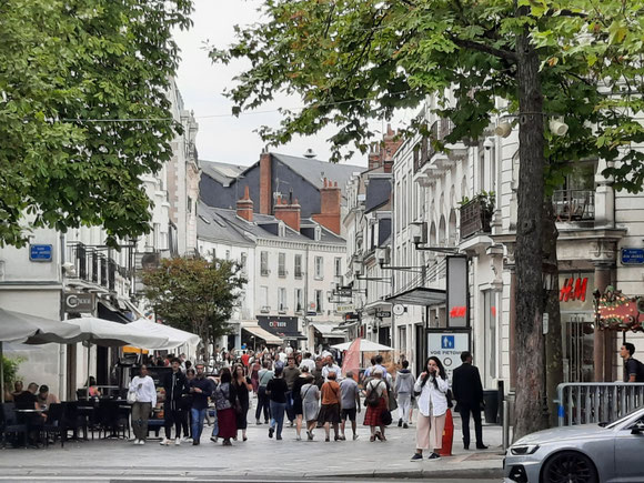 Tours: ganz viel Leben in der Stadt,  auch noch um 12:45 h, als ich nach Einkäufen wieder starte. 