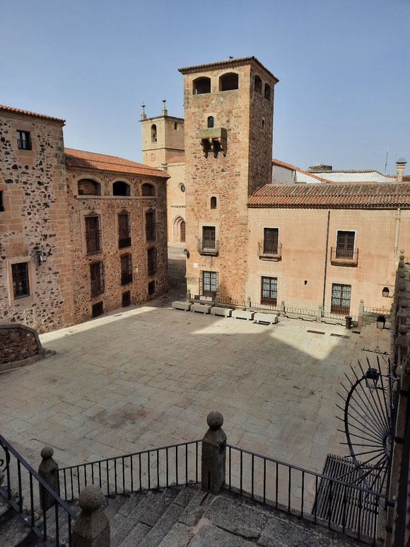 Die Altstadt von Cáceres steht unter dem Schutz von UNESCO Weltkulturerbe. Ähnlich wie Toledo, auch die Bauweise, und auch so ohne Leben,  wenn keine Geschäfte, Restaurants etc. dort sind. 
