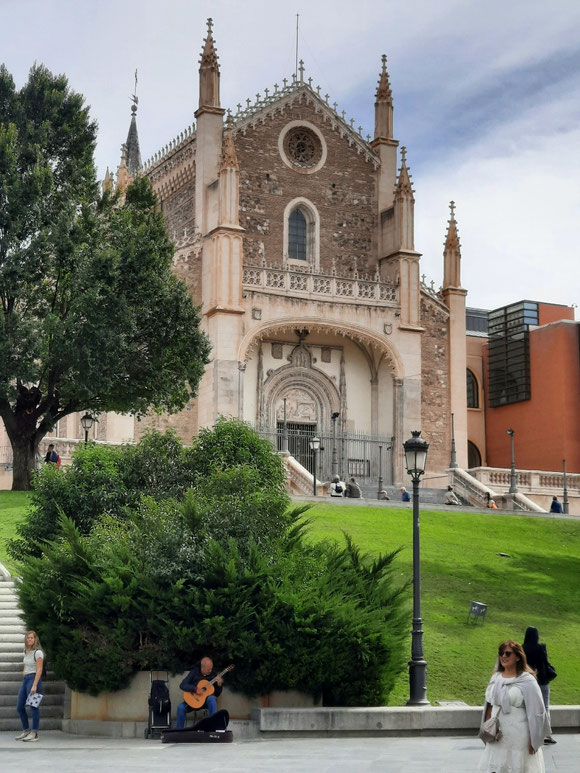 Diese Kirche San Jeronimo mit dem Gitarrenspieler fand ich schöner als den offiziellen Eingang zum Prado,  der rechts von mir liegt. 
