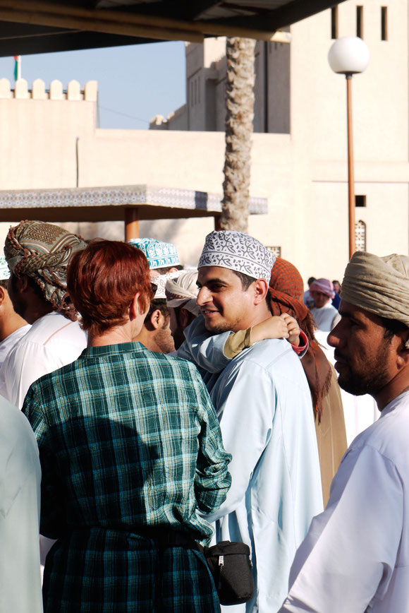 einige Omanis haben gar keine Probleme, mit einer fremden Frau zu sprechen, auch wenn der Kontakt hier über den kleinen Sohn zustande kam. In anderen Bereichen, auch Geschäften, haben die Omanis ihre Worte an den Mann gerichtet und ich habe übersetzt.