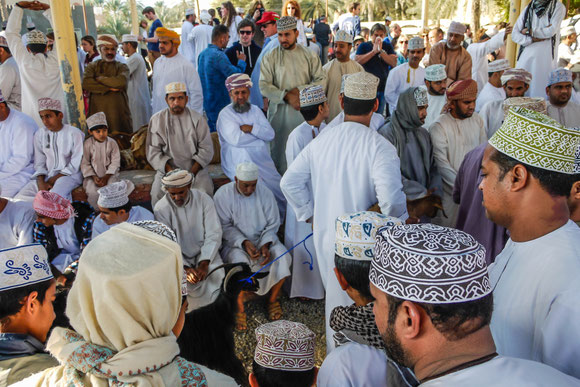 hier werden gerade Tiere durchgeführt unter den kritischen Blicken der Männer im Vordergrund. Die Männer mit Turban auf der anderen Seite sind die "Offiziellen", da die Omanis bei der Arbeit immer Turban tragen müssen und nicht ihr traditionelles Käppi.