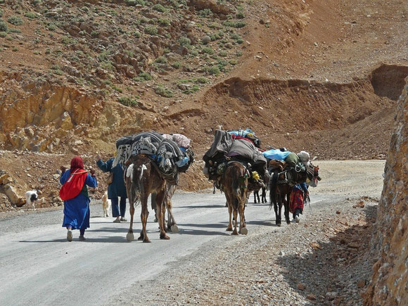 Nomaden unterwegs mit Sack und Pack über den Tizi-Tirherhouzine