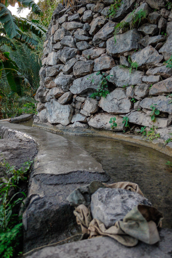die Verteilung des kostbaren Wassers erfolgt nach einem genau festgelegten Plan, und die Nachfolgenden sorgen schon dafür, dass das Wasser an solchen Stellen umgeleitet wird.