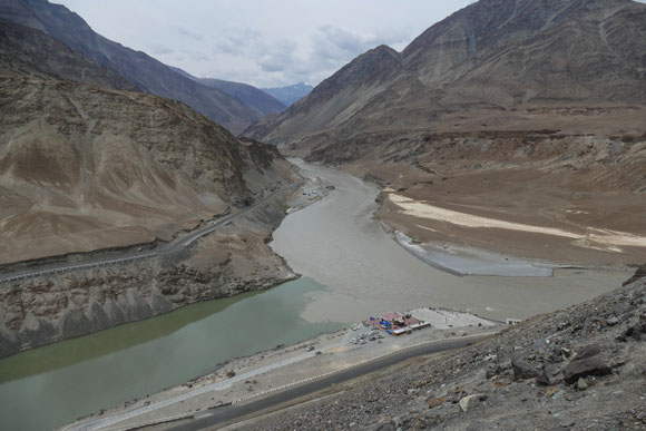 Hier vereinigen sich Indus (von links) und Zanskar River (von vorn).