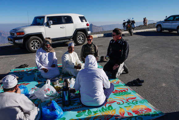 ... und oben auf der Passkehre treffen wir auf eine Gruppe von Omanis, die dort frühstücken. Wir hatten keine Chance, wir mussten uns zu ihnen setzen und etwas annehmen. Außer dem üblichen woher und wohin zeigten sie sich aber auch politisch interessiert.