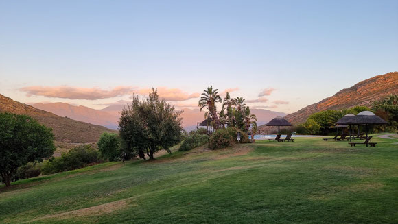 Blick aus unserem Zimmer im Piekenierskloof-Mountain-Resort, mit den letzten Sonnenstrahlen auf den Cedar-Bergen