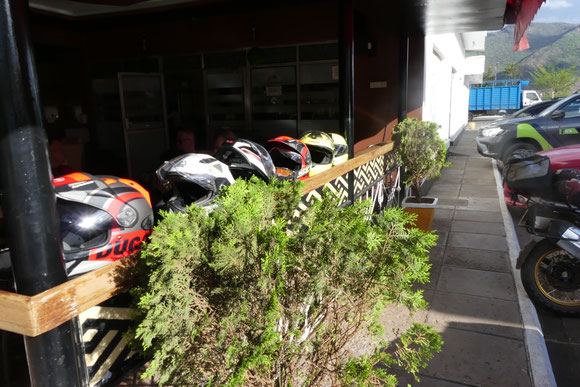 Endlich mal den Helm abnehmen. Kurze Rast an einer Tankstelle in Voi