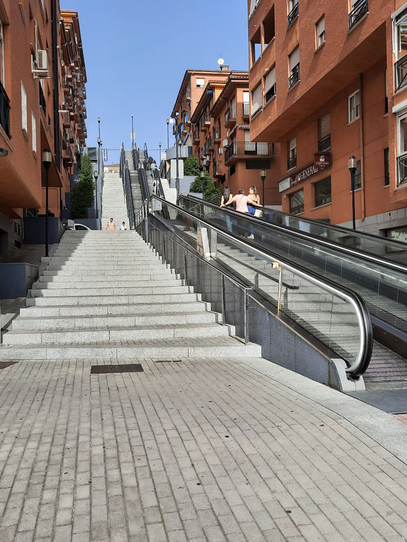 Das hatte ich bisher nur in Toledo gesehen,  Madrid könnte es auch gebrauchen: eine Rolltreppe,  um die steilen Höhenunterschiede zu überwinden. 