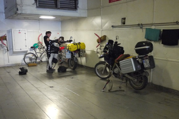 Selten habe ich bessere Verzurrmöglichkeiten für Motorräder vorgefunden