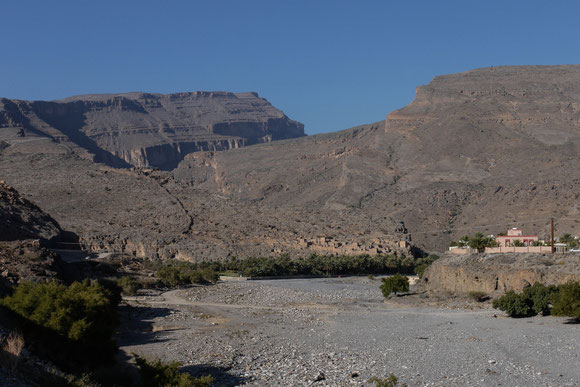 rechts der neue Ort, in der Mitte fast unsichtbar der alte Ort, und dahinter baut sich schon der Canyon auf.