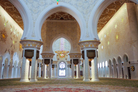 sorry, leider ohne andere Besucher für den Größenvergleich. Imposant groß, uns hat aber die große Moschee in Muscat besser gefallen.