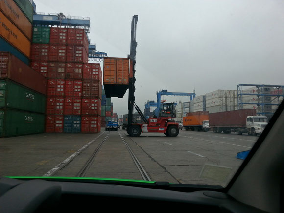 Im Containerhafen von Valparaiso, im üblichen Küstennebel