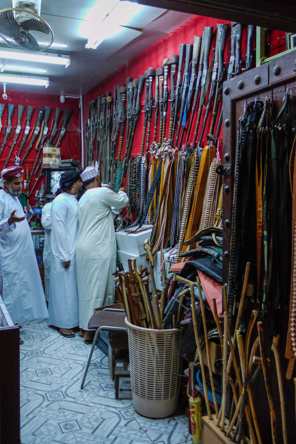 im angrenzenden Souk kam erst einmal die Abteilung "Waffen": alte Vorderlader und die Krummdolche, die viele auch heute noch tragen, aber auch die traditionellen Holzstöcke aus der Hirtentradition.