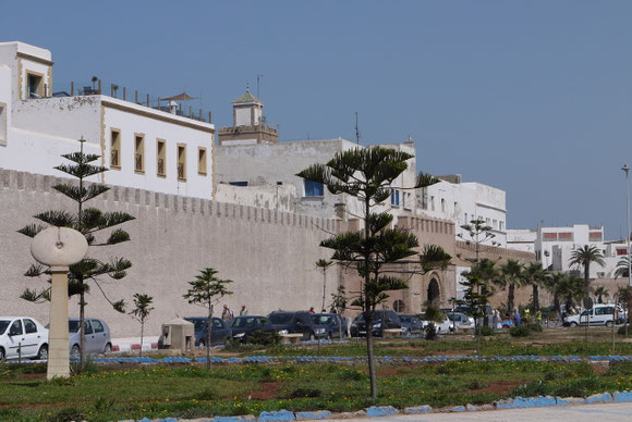 Essaouira - die Fahrzeuge müssen vor dieser Mauer bleiben
