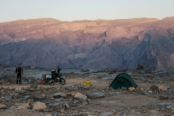 Blick später in die andere Richtung auf den Djebel Shams, den Sonnenberg, 3.009 m hoch, mit der militärischen Station auf der Spitze.