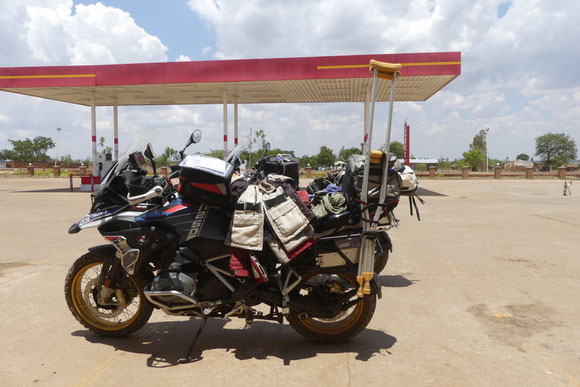 an der Tankstelle gab es Benzin. Aber trotzdem waren wir -bis auf 2 Autofahrer- die einzigen Gäste......