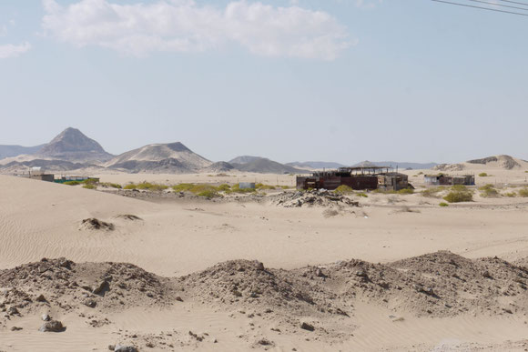 schöner feiner Sand, der teilweise auch auf die Straße geweht war. Aber die Behausungen wirken ärmlicher als alles, was wir vorher im Oman gesehen haben.