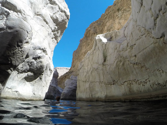 in so einer Umgebung schwimmen macht mir viel mehr Spass als im Meer, auch als später oberhalb viele Menschen vorbeigingen.