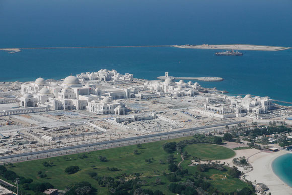 das Gelände des neuen Palastes für den Scheich von oben: irgendwann wird alles bebaut bzw. in Parkanlage umgewandelt sein; Plakate zeigen die Vision. So etwas wird Dubai wohl nicht haben ;-) 