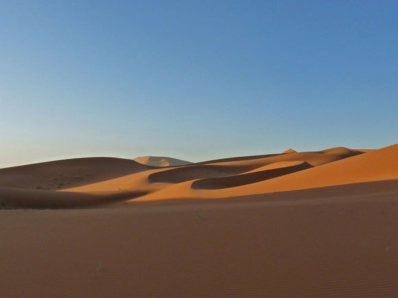 Zu Fuß unterwegs in den Dünen
