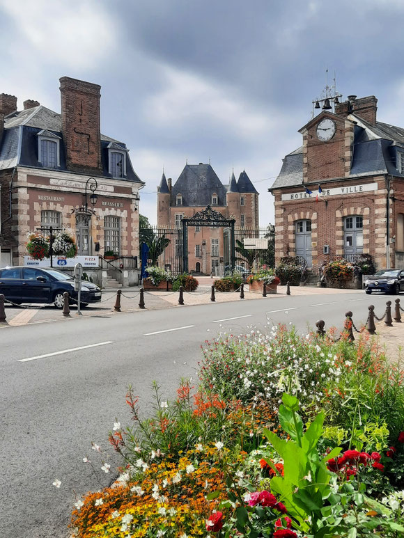 Natürlich war 6 km weiter in Bellegarde,  meinem ursprünglichen Ziel,  alles besser und schöner.  Was alleine ein paar Blumen ausmachen.  Daher kaufte ich in der tollen Boulangerie/Patisserie noch ein Teilchen und zog in den Schlosspark. 