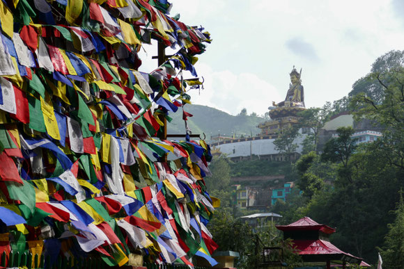 Rewalsar. Tibetische Gebetsfahnen, buddhistische Padmasambhava Statue