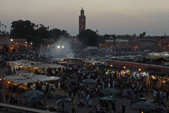 Unser Lieblingsplatz in Marrakesch: der Djamâa el-Fna in der Dämmerung vom Cafe de France aus beobachtet.