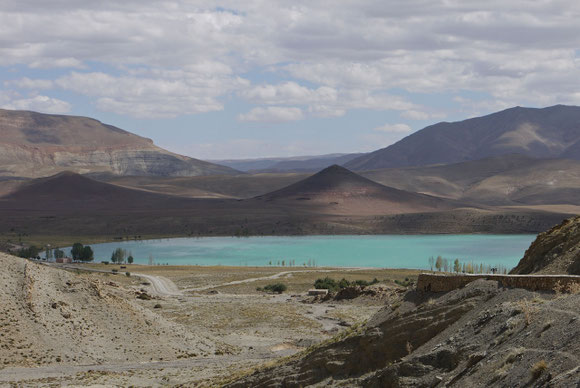 Du kommst um die Kurve an der Passhöhe und dann liegt er da, wie ein Smaragd, der Lac de Tislit.