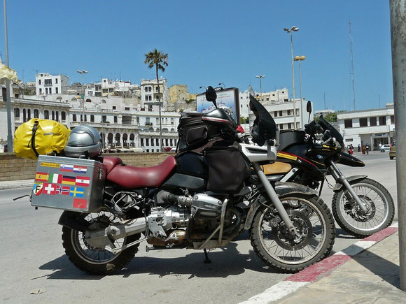 Geschafft! Der Hafen von Tanger ist erreicht, noch schnell die Tickets holen und dann liegt Afrika auch schon wieder hinter uns.