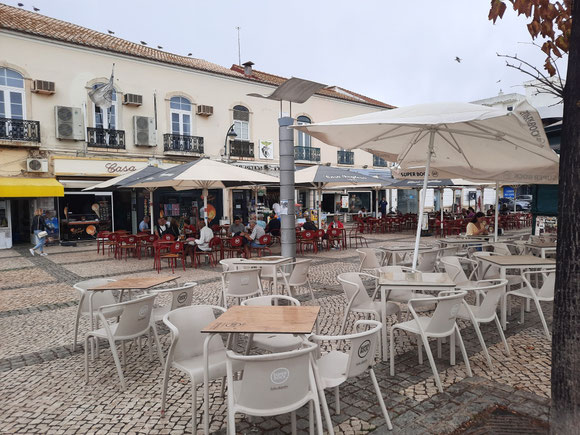 Cafés an der Strandpromenade von Potimão.