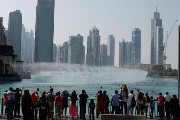 die imposanten Wasserspiele auf dem See am Burj al Khalifa