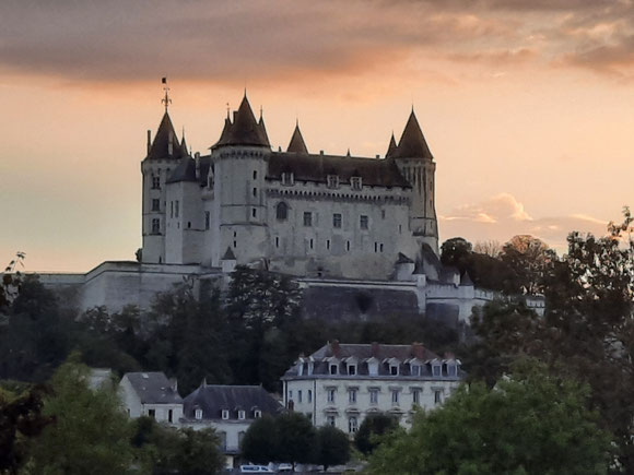 Blick vom Restaurant des Cpls. auf das Schloss kurz vor Sonnenuntergang. Ich immer noch im Sommerkleid. Der Regen hat bis 2 Uhr nachts gewartet. 