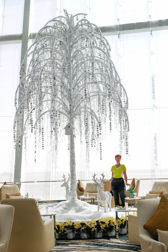 wir wollten hoch hinaus und haben uns daher in die Lobby des Luxushotels "Jumeirah at Etihad Towers" verirrt. Zum 1. Mal habe ich mich in meiner Kleidung deplaziert gefühlt.